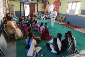 Lively and interactive Acupressure session by Dr. Ravindran in Samathur village.